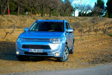 Mitsubishi_Outlander_PHEV_sprzedaz_i_montaz_ladowarek_prądowych_samochodowych_panele_fotowoltaiczne_mirkow