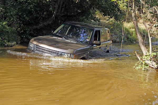 Range-Rover-TDV8-4-4-2011-f900x600-F4F4F2-C-d47f1fde-373195