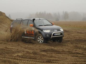 samochod_terenowy_mitsubishi_zawias_to_podstawa_jak_podniesc_terenowe_auto_naprawy_aut_terenowych