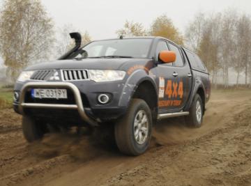 terenowe_auto_auta_mitsubishi_pajero_auto_4x4_zawias_to_podstawa_jak_podniesc_terenowe_auto_naprawy_aut_terenowych